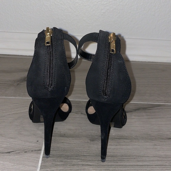 Black strap heels - Picture 3 of 9